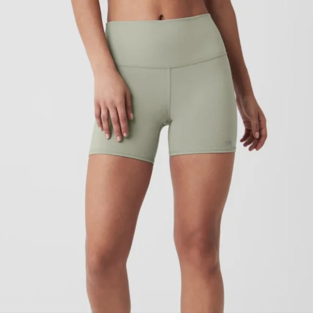 Alo Yoga 5" Airbrush High-Waist Biker Short Limestone Green size medium